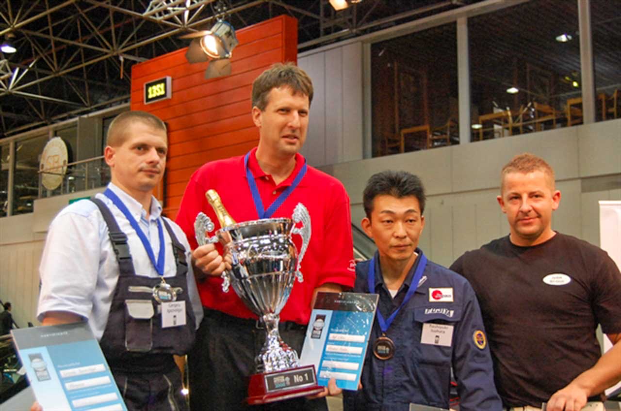 大会優勝者の記念写真