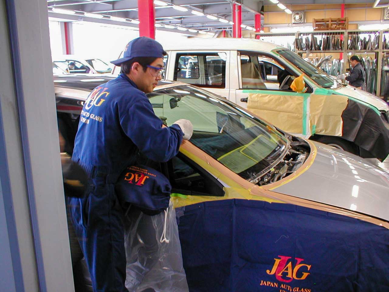 自動車ガラス交換の様子