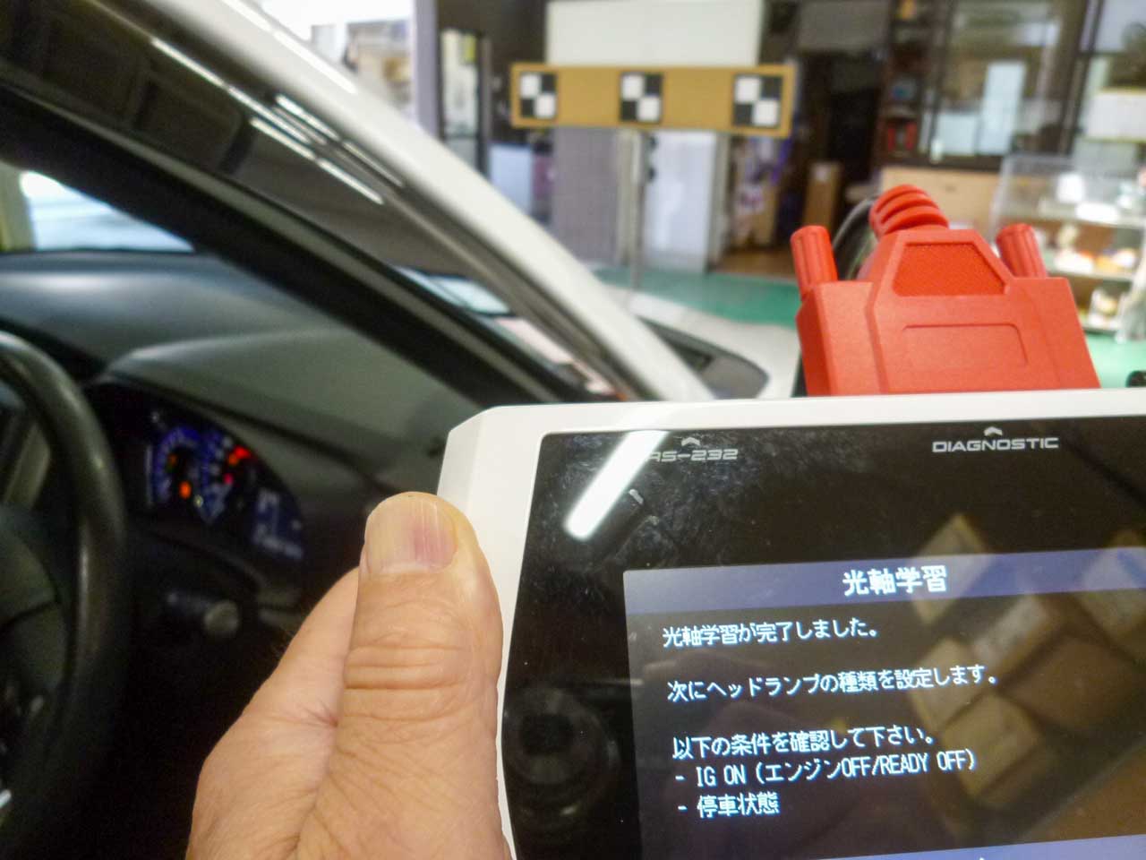エーミングツールで光軸調整の様子