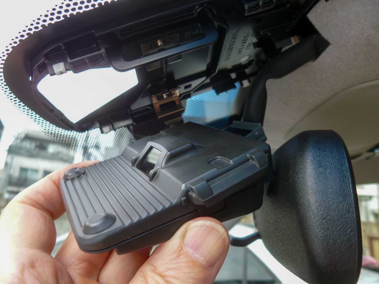 自動車ガラス　前方カメラ